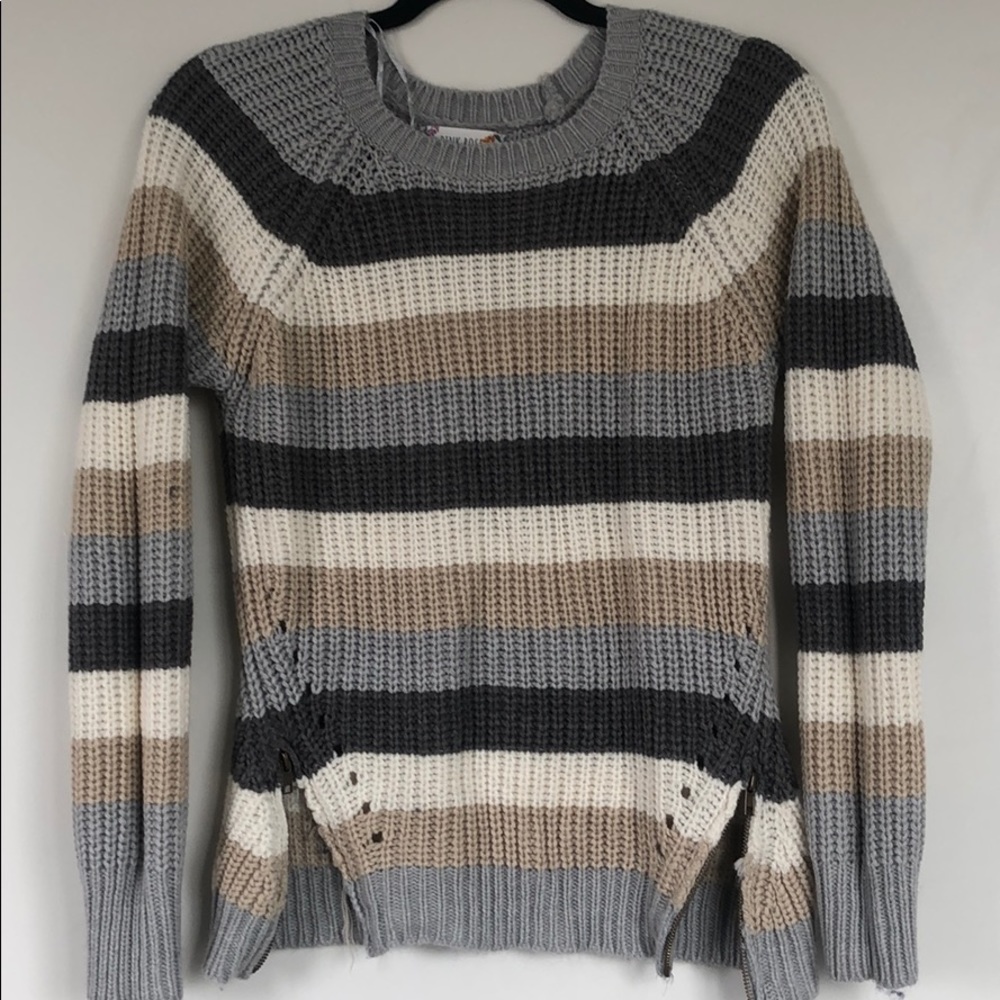 Neutral stripped yarn sweater